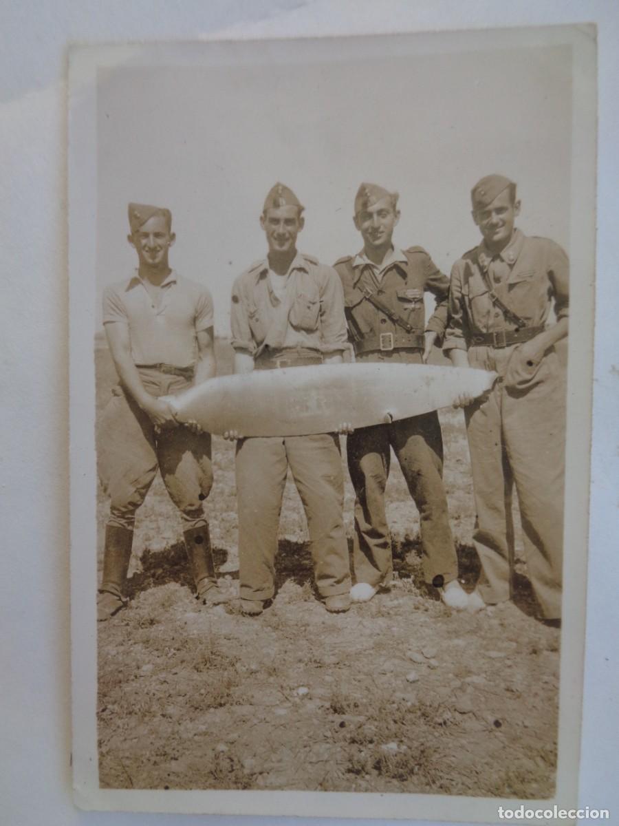 Militaria: GUERRA CIVIL : FOTO DE MILITARES DE ARTILLERIA NACIONALES CON H&Eacute;LICE DE AVION ROJO DERRIBADO