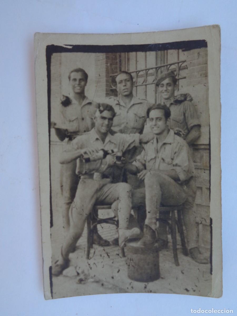 Militaria: GUERRA CIVIL : FOTO MINUTERO DE MILITARES NACIONALES BEBIENDO VINO