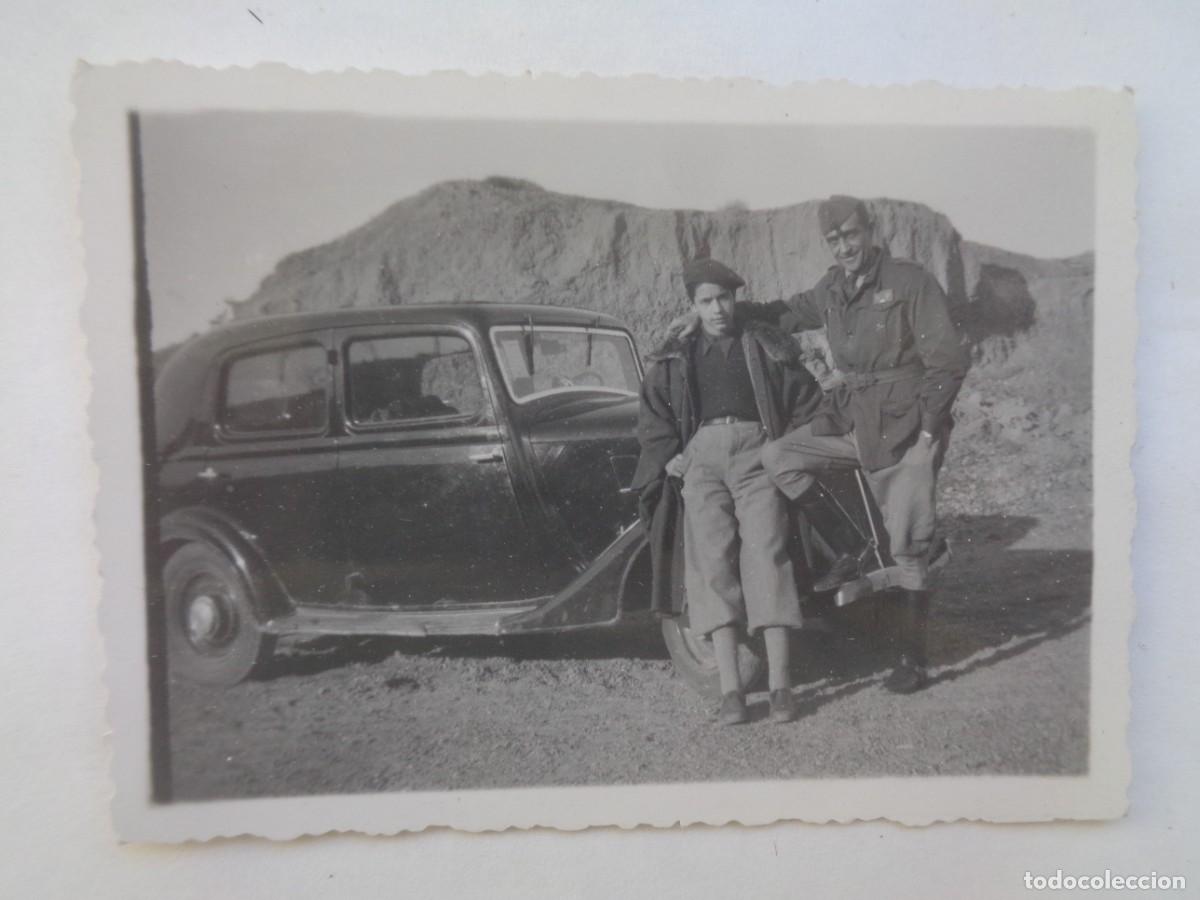 Militaria: GUERRA CIVIL : FOTO DE TENIENTE PROVISIONAL CON JOVEN REQUETE Y COCHE DE EPOCA. 1939 , III &ordm; A.T.