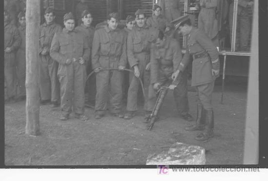 Militaria: MADRID VILLAVERDE MILITARES 1951 NEGATIVO 24 X 36 mm.