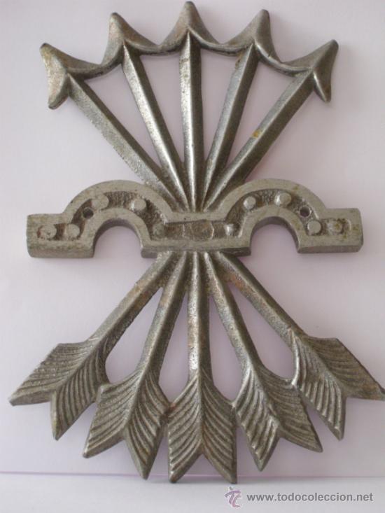 Militaria: Emblema de aluminio extremadamente raro y de gran tama&ntilde;o de Falange, de primera &eacute;poca