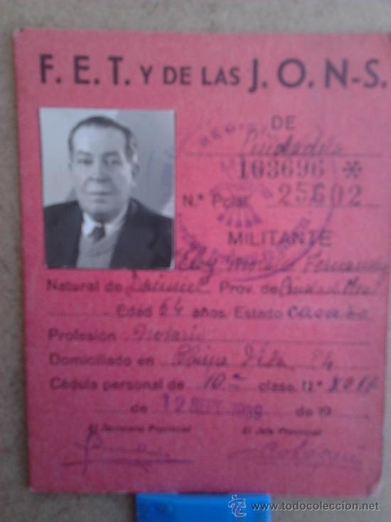 Militaria: Carnet de F.E.T. y de las J.O.N.S. en 1939 a&ntilde;o de la Victoria por detras el yugo y las flechas