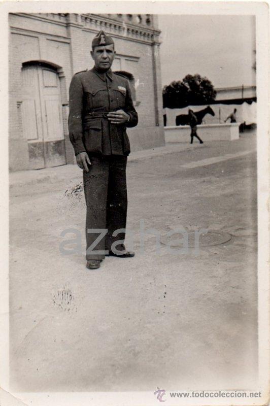 Militaria: SEVILLA, A&Ntilde;OS 40, UN OFICIAL EN EL PATIO DEL CUARTEL DE CABALLERIA,60X90MM
