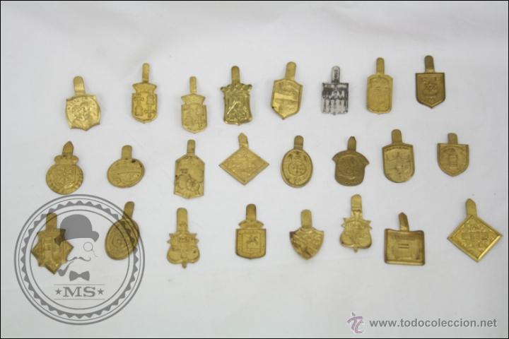 Militaria: Conjunto de 24 Emblemas Met&aacute;licos de Auxilio Social - Varios Escudos
