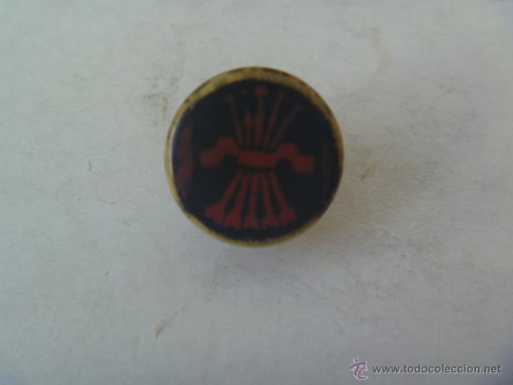 Militaria: GUERRA CIVIL : EMBLEMA PATRIOTICO DE SOLAPA : BANDERA FALANGE.