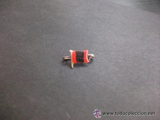 Military Antiques: GUERRA CIVIL : BROCHE PATRIOTICO CON LA BANDERA DE LA FALANGE.