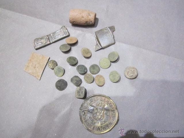 Militaria: Antiguos botones y hebillas desenterrados.