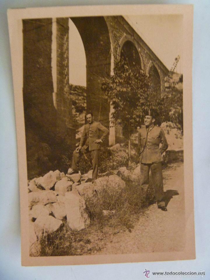 Militaria: GUERRA CIVIL : FOTO DE DOS GUARDIAS CIVILES JUNTO AL PUENTE DEL EBRO , LLOBREGAT. 6 x 9 cm