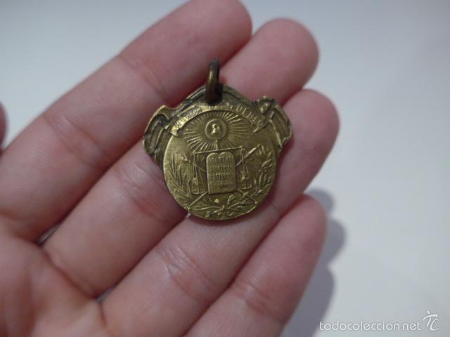 Militaria: Antigua medalla republicana de la casa de pueblo de Barcelona, guerra civil
