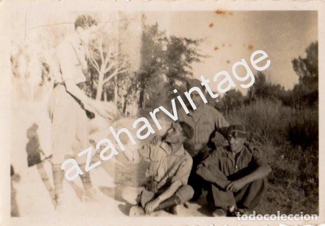 Militaria: ANTIGUA FOTOGRAFIA, SOLDADOS DE DESCANSO, GUERRA CIVIL, 84X58MM