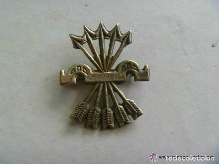 Militaria: GUERRA CIVIL : EMBLEMA DE FALANGE TROQUELADO , PLATEADO . 4 cm. largo la FLECHA