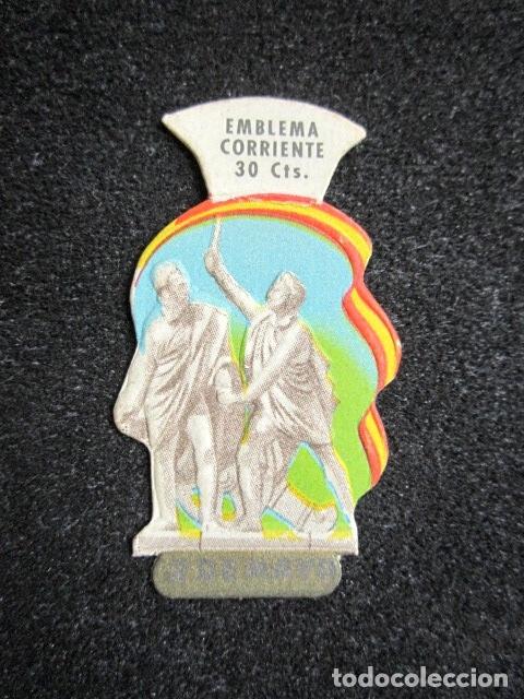 Militaria: EMBLEMA AUXILIO SOCIAL 30 CTS. QUE NO PUEDE ESCLAVO SER, PUEBLO QUE SABE MORIR. SERIE E, N&ordm;6.