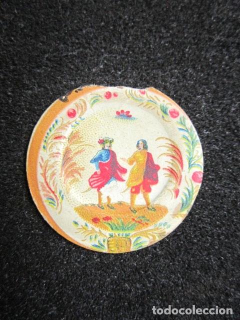 Militaria: EMBLEMA AUXILIO SOCIAL PLATO CER&Aacute;MICA MANUFACTURA DEL BUEN RETIRO. FUNDADA CARLOS III.