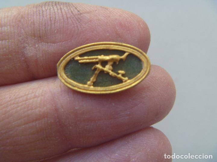 Militaria: GUERRA CIVIL : MINUSCULO EMBLEMA DE LA SECCION DE AMETRALLADORAS HOTCHKISS, FONDO VERDE