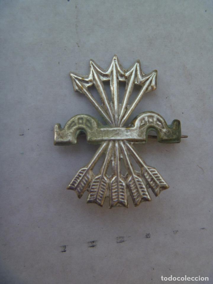 Militaria: GUERRA CIVIL : EMBLEMA DE FALANGE TROQUELADO , PLATEADO . 4 cm. largo la FLECHA
