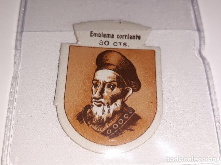 Militaria: ANTIGUO EMBLEMA AUXILIO SOCIAL - DIEGO GARCIA DE PAREDES  - SERIE C - N&ordm; 8 - A&Ntilde;OS 40 30 CTS
