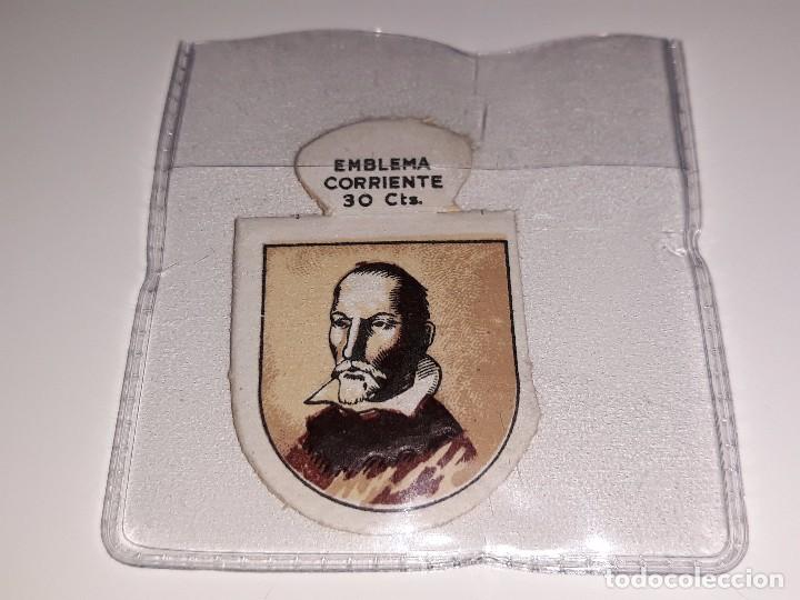Militaria: ANTIGUO EMBLEMA AUXILIO SOCIAL - ALONSO CANO - SERIE G - N&ordm; 26 - A&Ntilde;OS 40 30 CTS