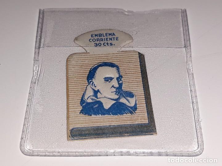Militaria: ANTIGUO EMBLEMA AUXILIO SOCIAL - FRANCISCO DE VITORIA - SERIE G - N&ordm; 10 - A&Ntilde;OS 40 30 CTS