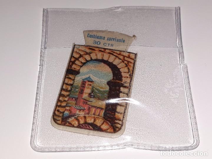 Militaria: ANTIGUO EMBLEMA AUXILIO SOCIAL - SEGOVIA  - SERIE M - N&ordm; 8 - A&Ntilde;OS 40 30 CTS