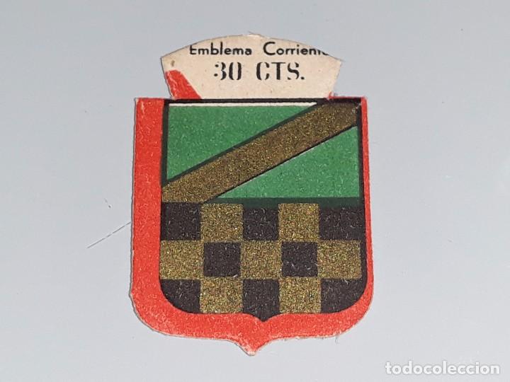 Militaria: ANTIGUO EMBLEMA AUXILIO SOCIAL - MARTIN PAEZ - SERIE B N&ordm; 22 - A&Ntilde;OS 40 30 CTS