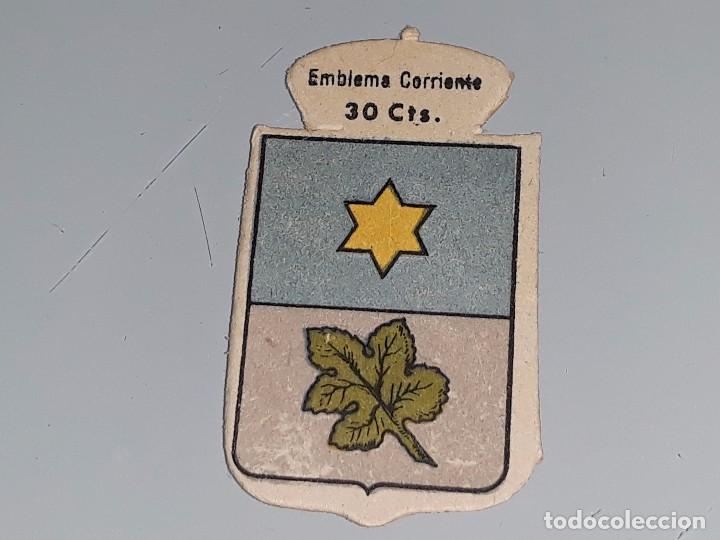 Militaria: ANTIGUO EMBLEMA AUXILIO SOCIAL - FIGUERA - SERIE B N&ordm; 27 - A&Ntilde;OS 40 30 CTS