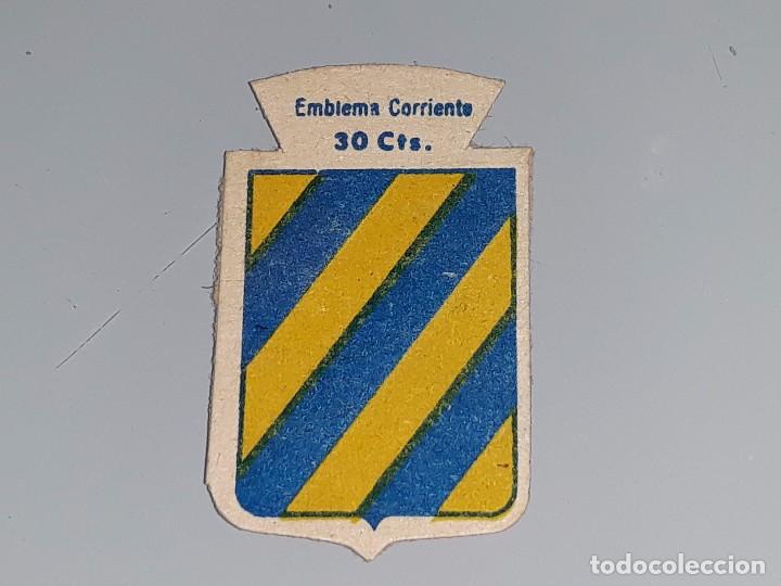 Militaria: ANTIGUO EMBLEMA AUXILIO SOCIAL - SEVILLANO  - SERIE B N&ordm; 106 - A&Ntilde;OS 40 30 CTS