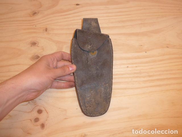 Militaria: Antigua funda de cuero militar a identificar. Podria ser guerra civil.