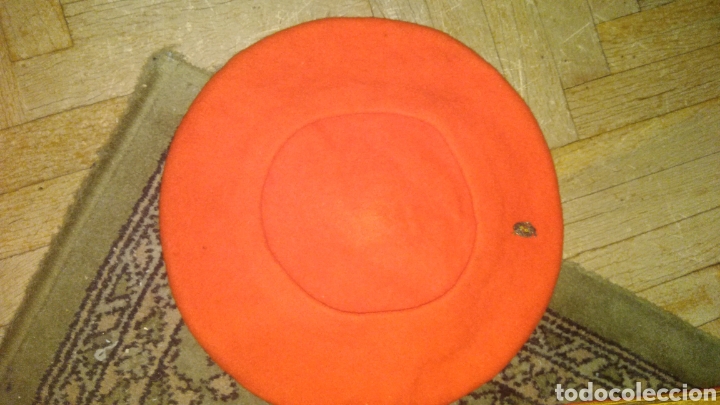 Militaria: Boina roja con insignia franquista incluida del &aacute;guila de San Juan. Nueva.