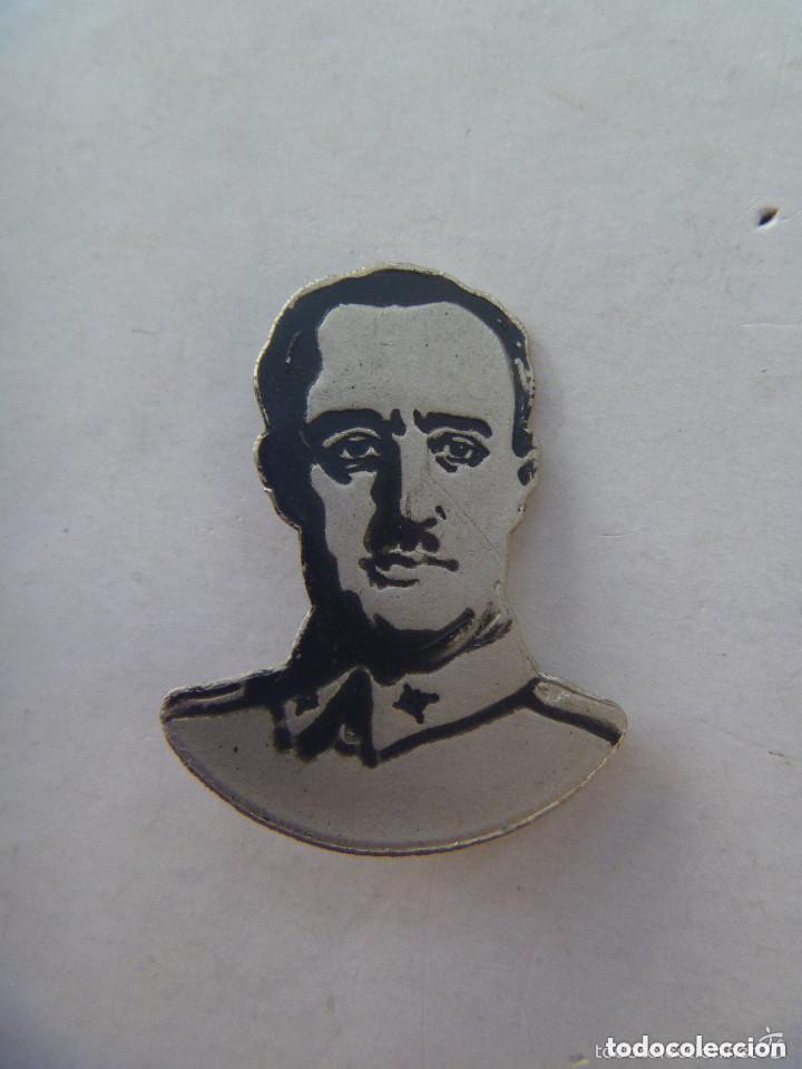 Militaria: GUERRA CIVIL : EMBLEMA PATRIOTICO NACIONAL CON LA IMAGEN DEL CAUDILLO , GENERAL FRANCO