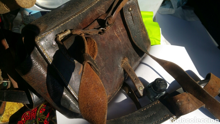 Militaria: LOTE Guerra civil y Guardia civil, cartuchera, esposas, cartera, correajes...