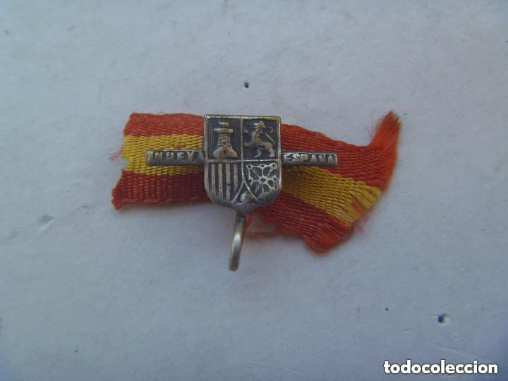 Military Antiques: GUERRA CIVIL : EMBLEMA PATRIOTICO NACIONAL DE LA NUEVA ESPA&Ntilde;A . PARECE PLATA (?).