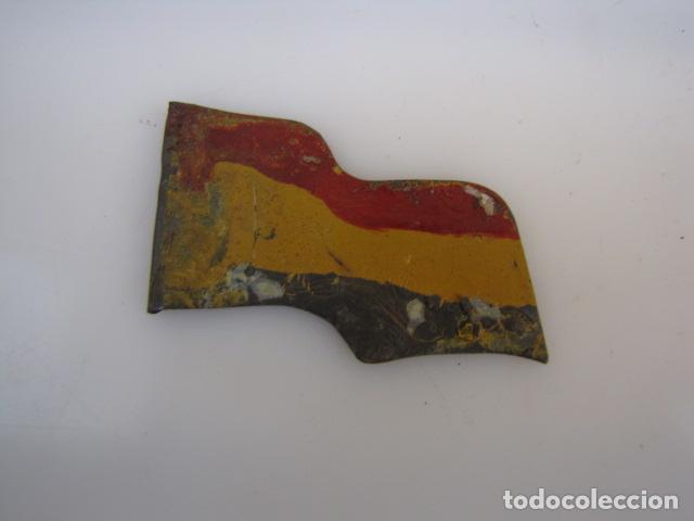 Military Antiques: Distintivo bandera republica de chapa pintada. Falta el alfiler.