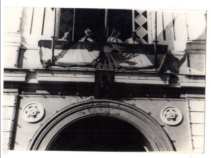 Militaria: FOTOGRAFIA. PUERTO SANTA MARIA. BALCON CON EL YUGO Y LAS FLECHAS DE LA FALANGE.