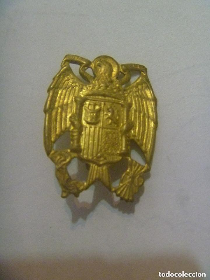 Militaria: GUERRA CIVIL : EMBLEMA PATRIOTICO NACIONAL, ESCUDO CON AGUILA DE SAN JUAN . DORADO.