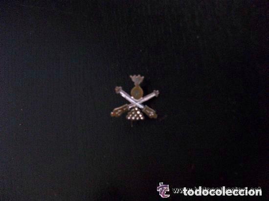 Militaria: REPUBLICA - GUERRA CIVIL : MINUSCULO EMBLEMA DE GORRA O CUELLOS DE ARTILLERIA, HECHO A MANO. PLATA ?