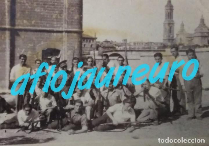 Militaria: Fotografia GUERRA CIVIL.Grupo de milicianos frente al desaparecido cuartel de San Lazaro en ZARAGOZA