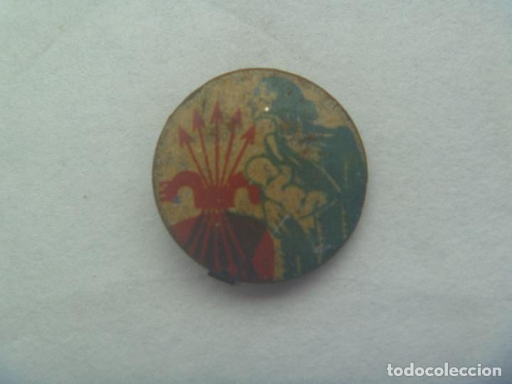 Militaria: GUERRA CIVIL - FALANGE : EMBLEMA DE AUXILIO SOCIAL DE LA PRIMERA EPOCA.