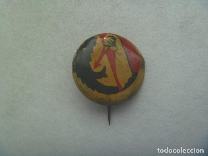 Militaria: GUERRA CIVIL - FALANGE : EMBLEMA DE AUXILIO SOCIAL DE LA PRIMERA EPOCA.