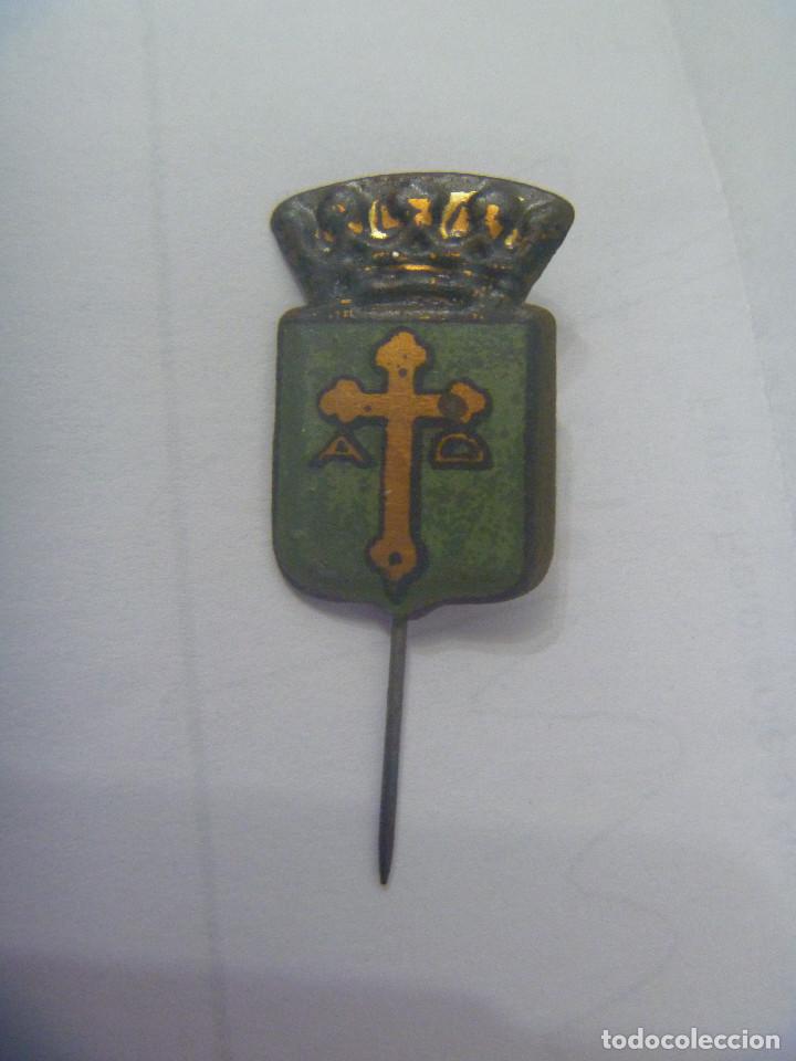 Military Antiques: FALANGE : EMBLEMA DE AUXILIO SOCIAL : ESCUDO DE ASTURIAS  , POLICROMADO