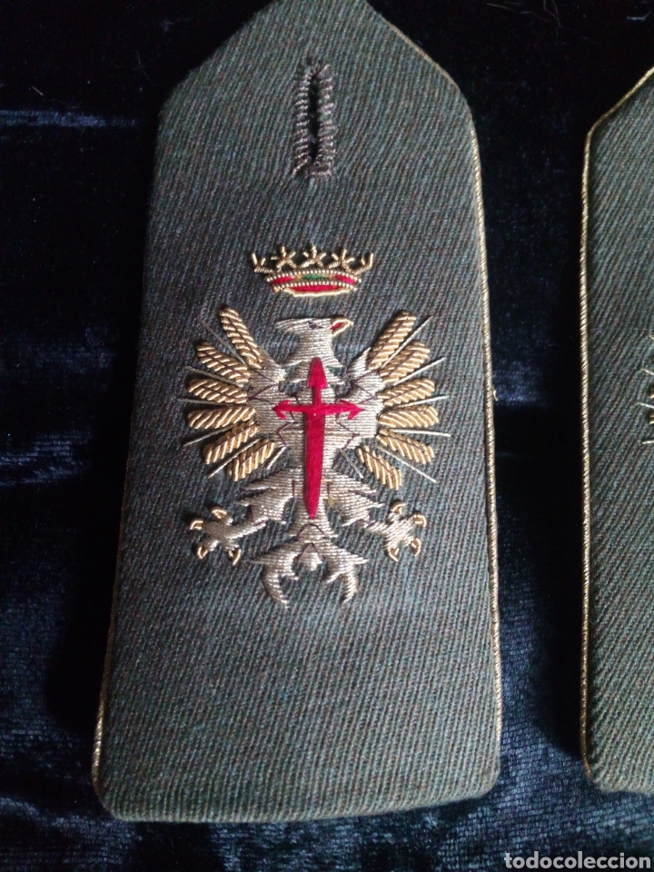 Militaria: Hombreras ej&eacute;rcito tierra, insignia con &aacute;guila corona y cruz de Santiago bordado