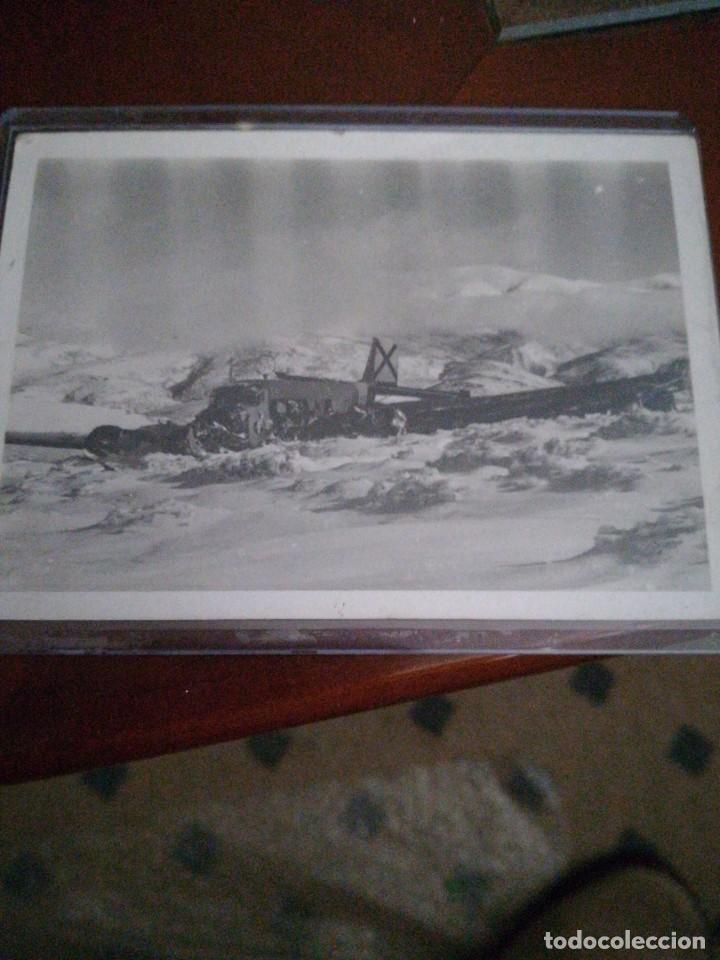 Militaria: Original ,avi&oacute;n bando  nacional  estrellado entre la nieve en alguna cima.