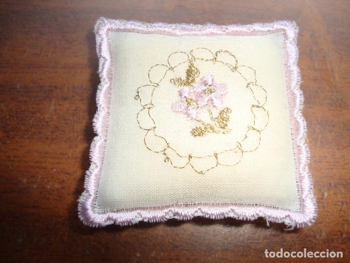 Militaria: PEQUE&Ntilde;O RELICARIO ALMOHADA DE 4 X 4 CM