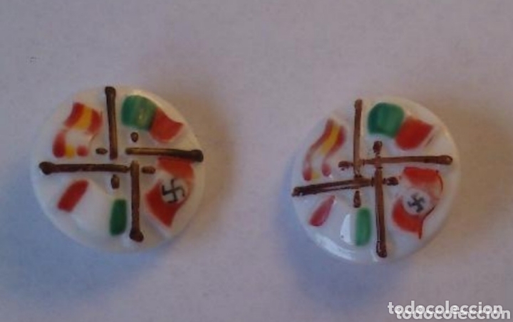 Militaria: Guerra civil, botones patri&oacute;ticos, lote de dos, bandera nazi, Alemania, Hitler