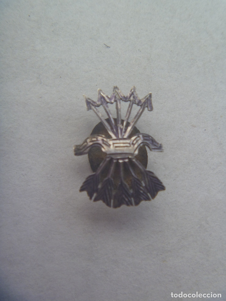 Military Antiques: GUERRA CIVIL : EMBLEMA DE FALANGE DE SOLAPA, ARTESANAL EN PLATA . DE EPOCA