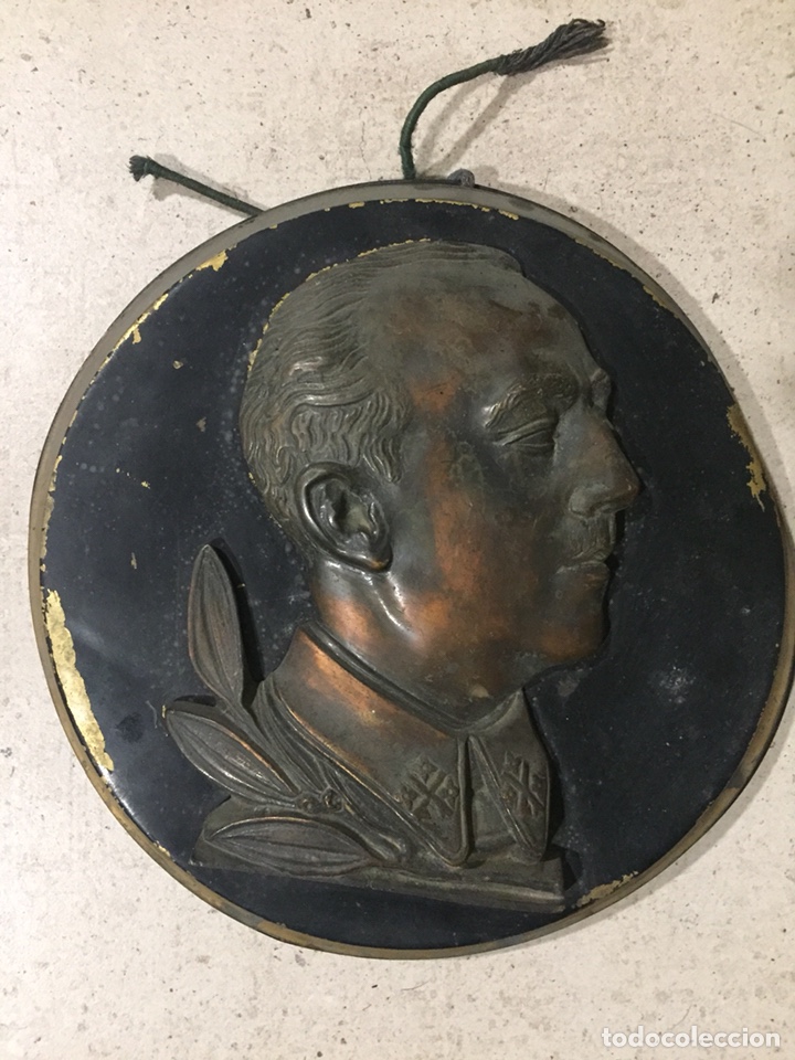 Militaria: Plaf&oacute;n de bronce con busto de Francisco Franco. Original de &eacute;poca.