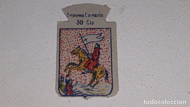 Militaria: ANTIGUO EMBLEMA DE AUXILIO SOCIAL  30 CTS - SERIE X N&ordm; 42 MEDINA SIDONIA CADIZ A&Ntilde;OS 40 POSGUERRA