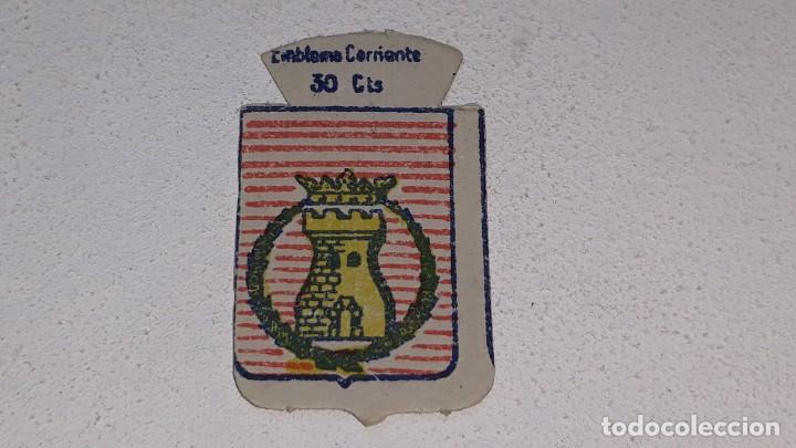 Militaria: ANTIGUO EMBLEMA DE AUXILIO SOCIAL 30 CTS - SERIE X N&ordm; 21 TORTOSA TARRAGONA A&Ntilde;OS 40 POSGUERRA
