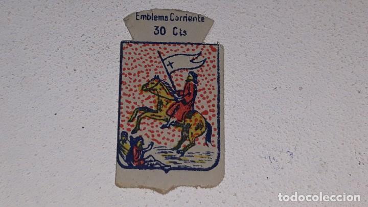 Militaria: ANTIGUO EMBLEMA DE AUXILIO SOCIAL 30 CTS - SERIE X N&ordm; 42 MEDINA SIDONIA CADIZ A&Ntilde;OS 40 POSGUERRA