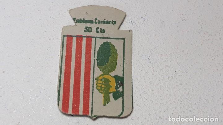 Militaria: ANTIGUO EMBLEMA DE AUXILIO SOCIAL 30 CTS - SERIE X N&ordm; 18 MATARO BARCELONA A&Ntilde;OS 40 POSGUERRA