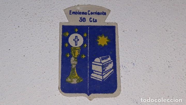 Militaria: ANTIGUO EMBLEMA DE AUXILIO SOCIAL 30 CTS - SERIE X N&ordm; 9 SANTIAGO DE COMPOSTELA A&Ntilde;OS 40 POSGUERRA